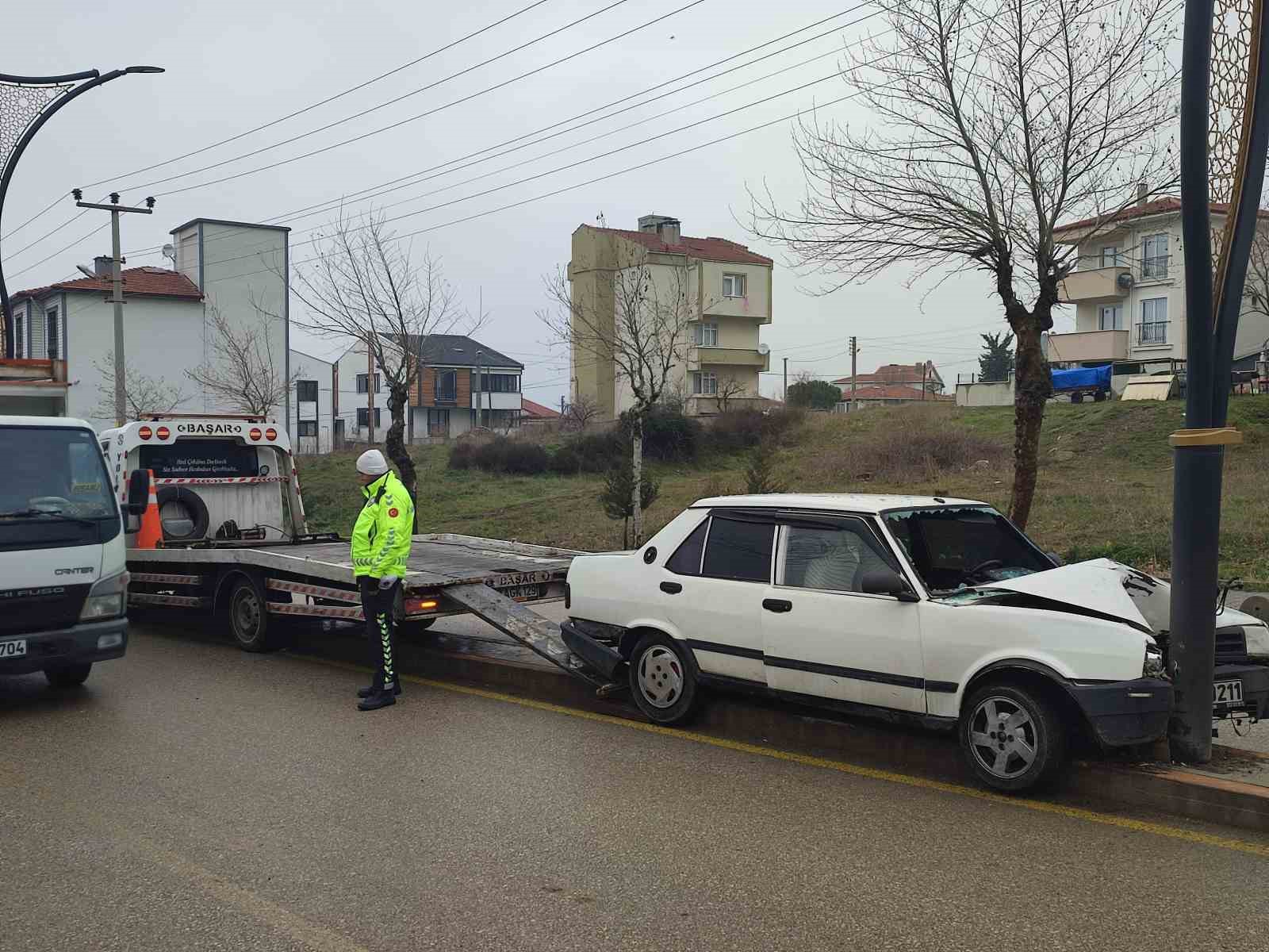 Keşan’da aydınlatma direğine çarpan otomobildeki 2 kişi yaralandı