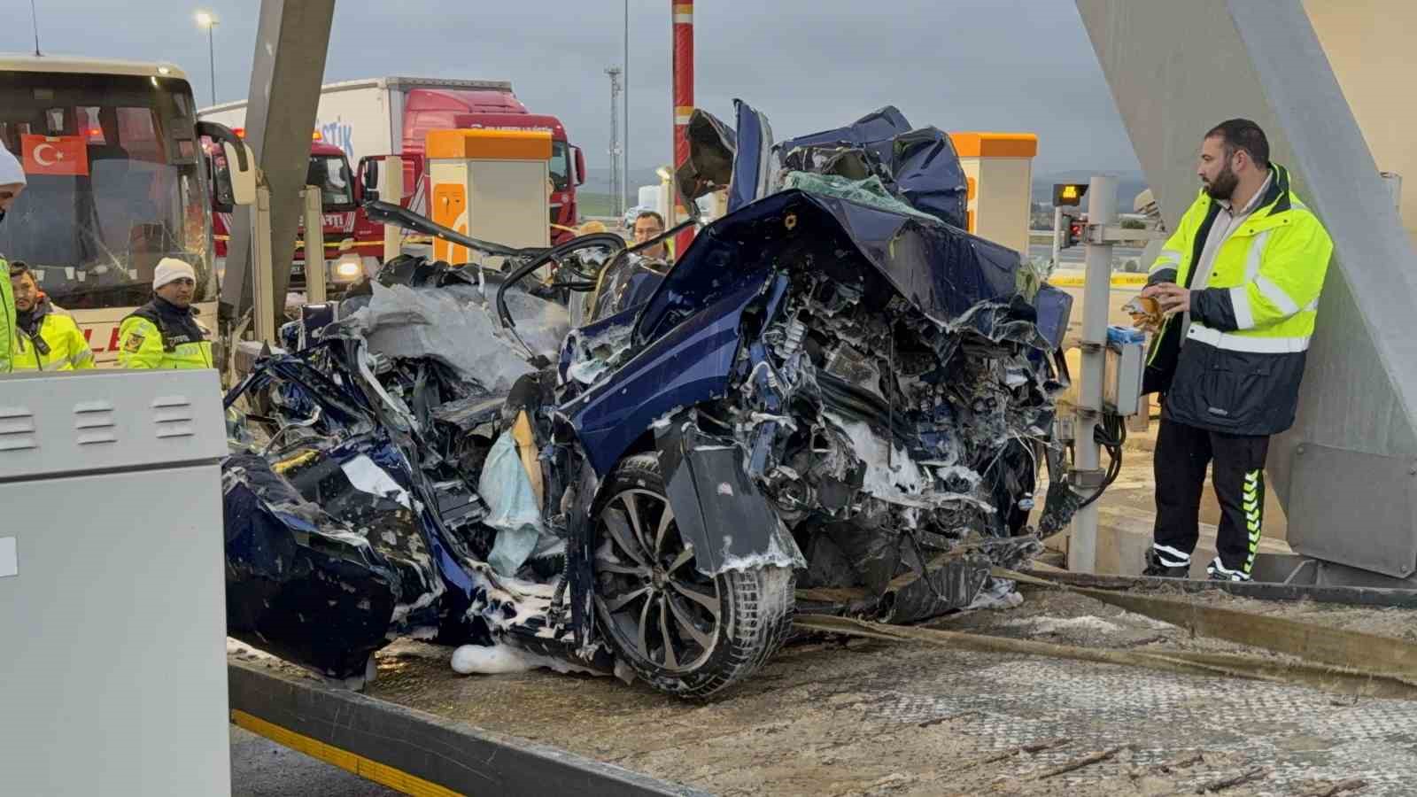 Silivri Kuzey Marmara gişelerinde feci kaza: 2 &ouml;l&uuml;, 1 ağır yaralı
