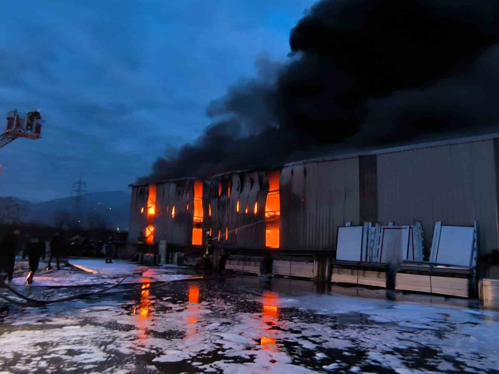 Lastik deposu alevlere teslim oldu
