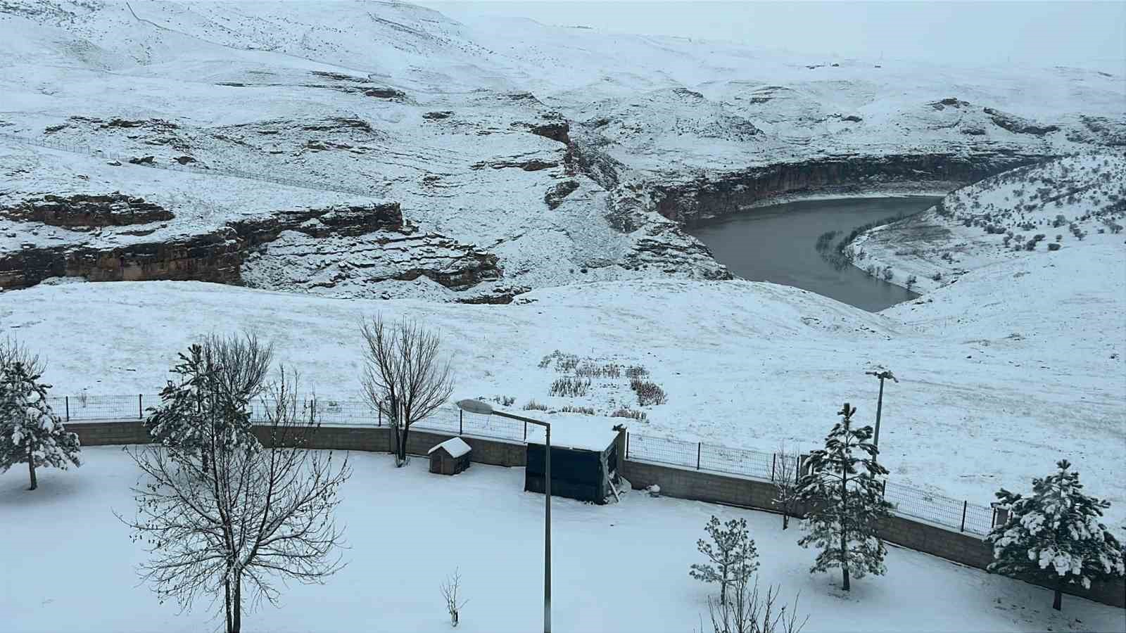 Batman’da kardan adamlar kentin simgesi oldu