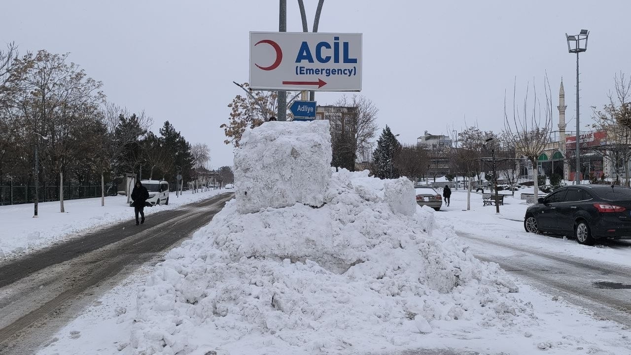 Gercüş’te kar nedeniyle kapanan yolda mahsur kalan ambulans kurtarıldı