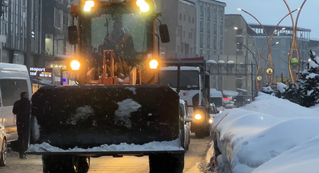 Y&uuml;ksekova&rsquo;da olumsuz hava şartları ulaşımı etkiledi
