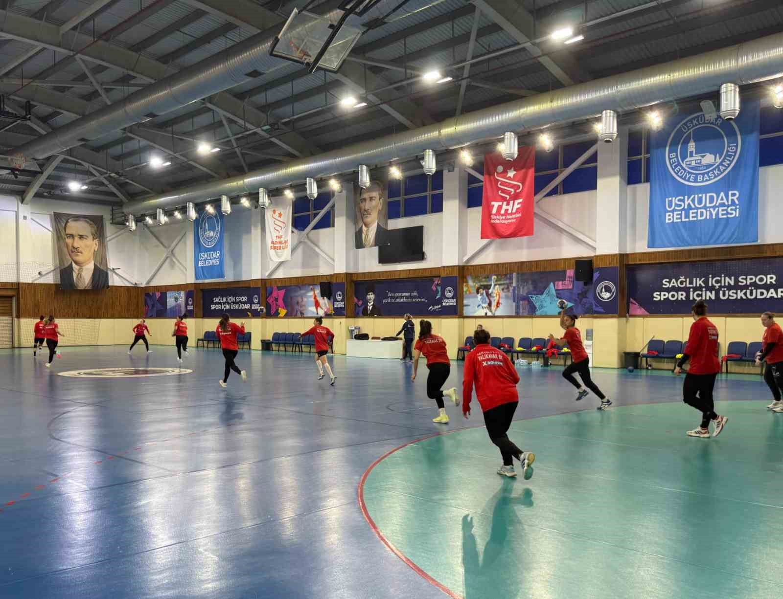 Yalıkavakspor, Üsküdar Belediyespor maçı öncesi İstanbul’da son antrenmanını yaptı