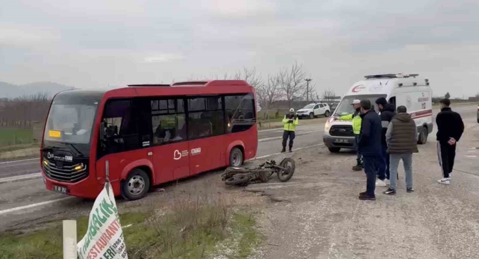 G&ouml;nen&rsquo;de minib&uuml;s ile motosiklet &ccedil;arpıştı: 1 yaralı
