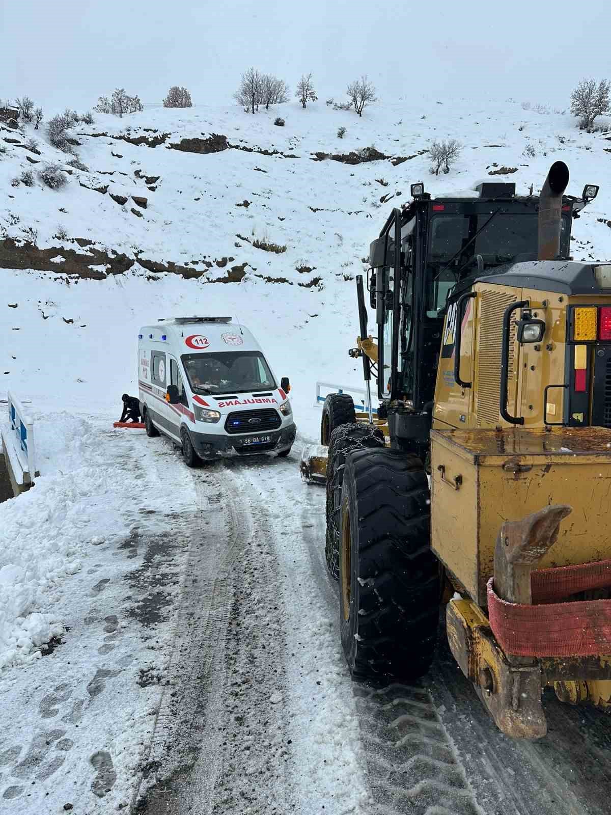 Siirt &Ouml;zel İdare ekipleri hem yolları a&ccedil;ıyor, hem de hastaları sağlık ekiplerine ulaştırıyor
