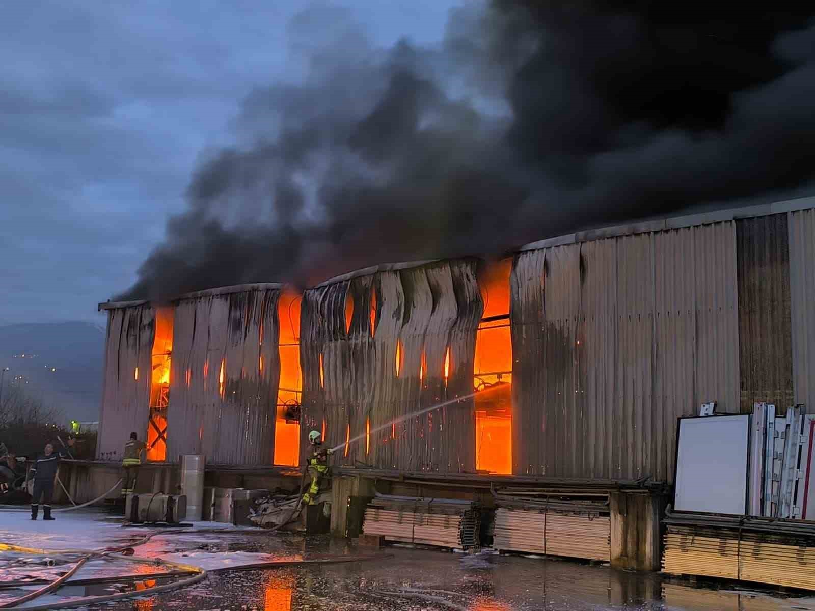 Lastik deposunda çıkan yangın kontrol altına alındı