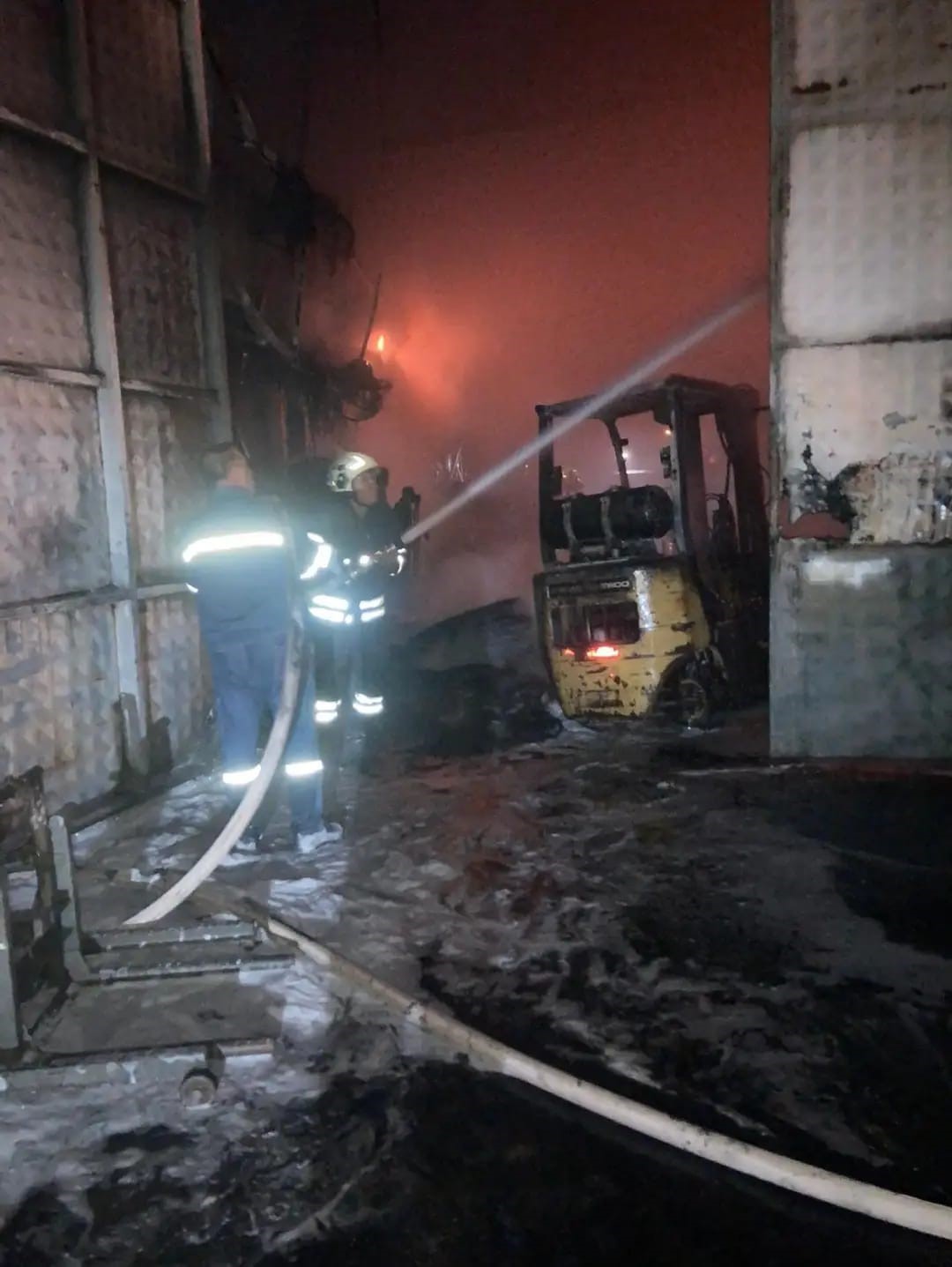 Lastik deposunda &ccedil;ıkan yangın kontrol altına alındı
