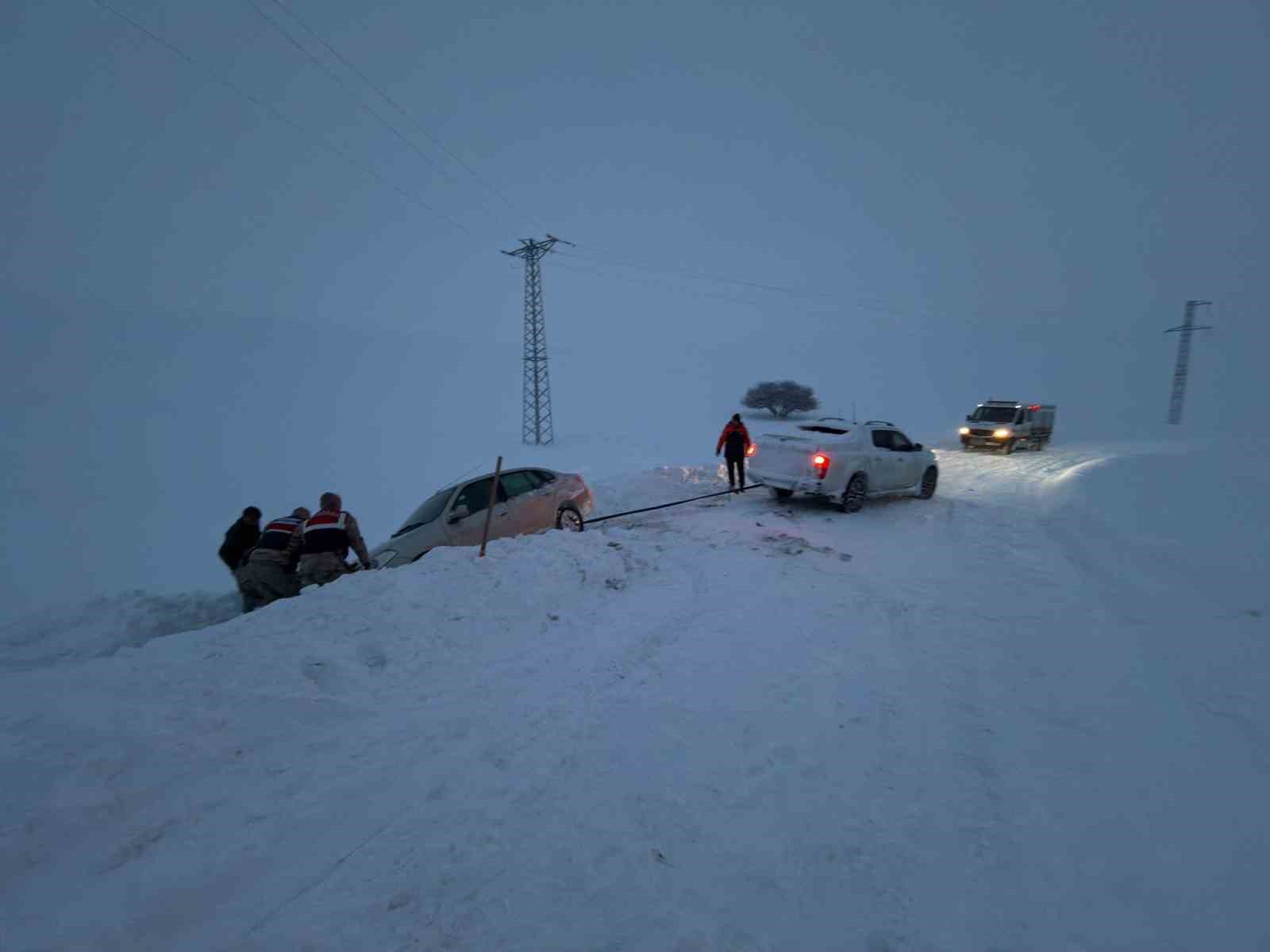 Ağrı’da kar ve fırtınada mahsur kalan vatandaşları ekipler kurtardı