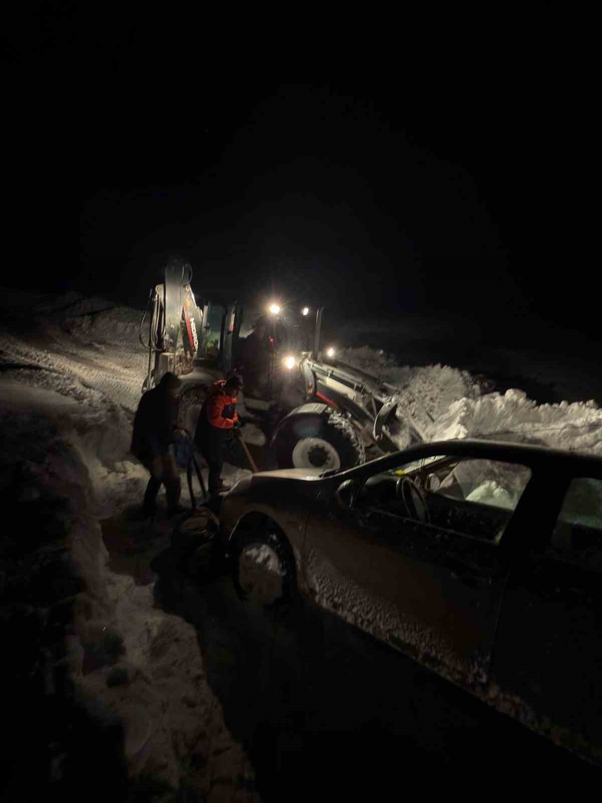 Ağrı’da kar ve fırtınada mahsur kalan vatandaşları ekipler kurtardı