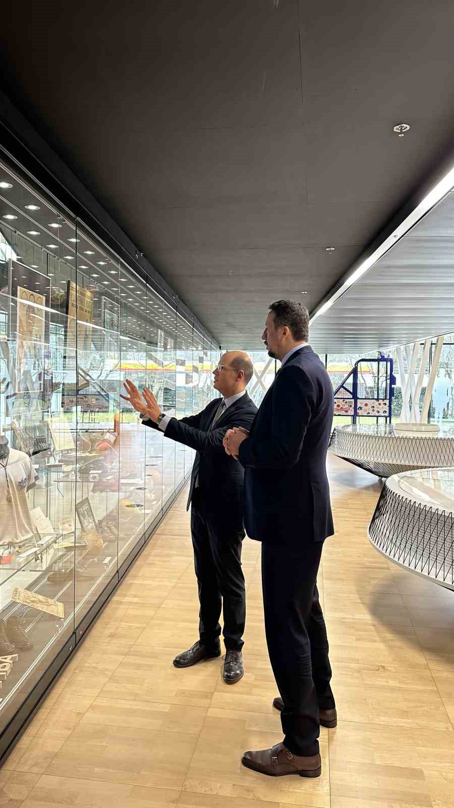 TBF Başkanı T&uuml;rkoğlu&rsquo;ndan FIBA Genel Sekreteri Zagklis&rsquo;e ziyaret
