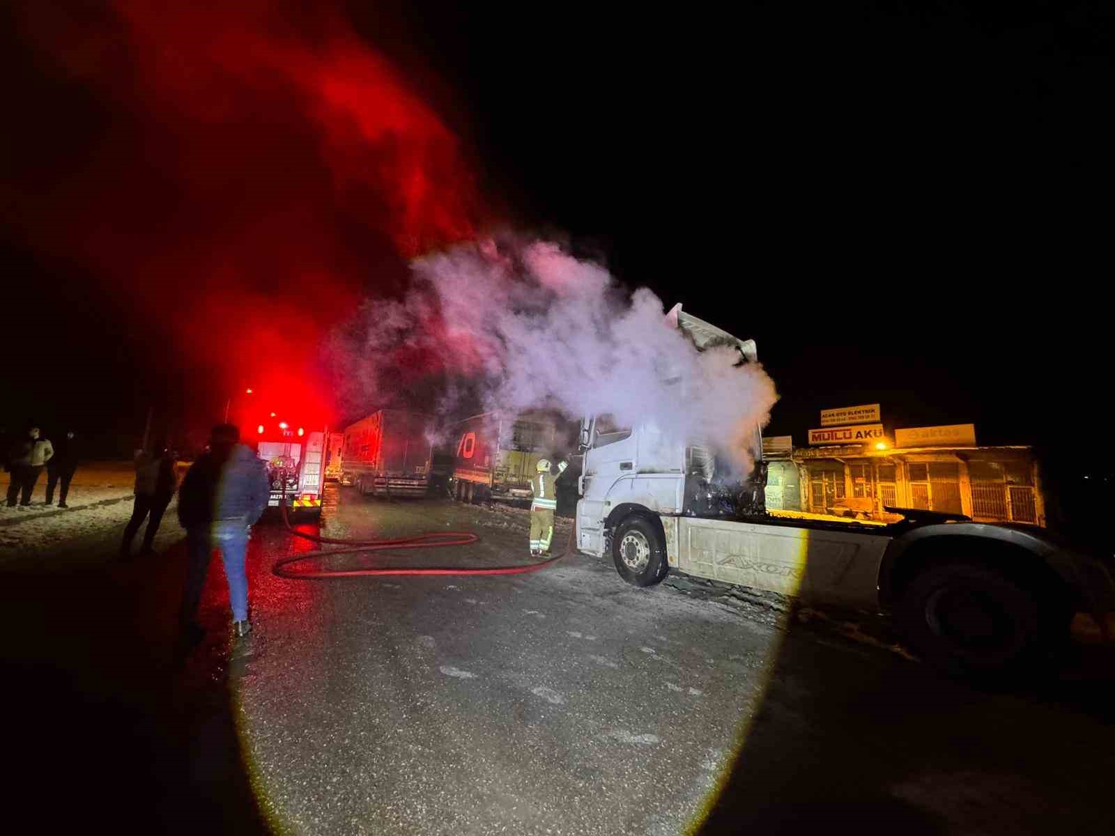 Cizre&rsquo;de seyir halindeki Tır alevlere teslim oldu

