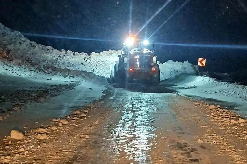Gümüşhane’de Yağmurdere karayoluna çığ düştü