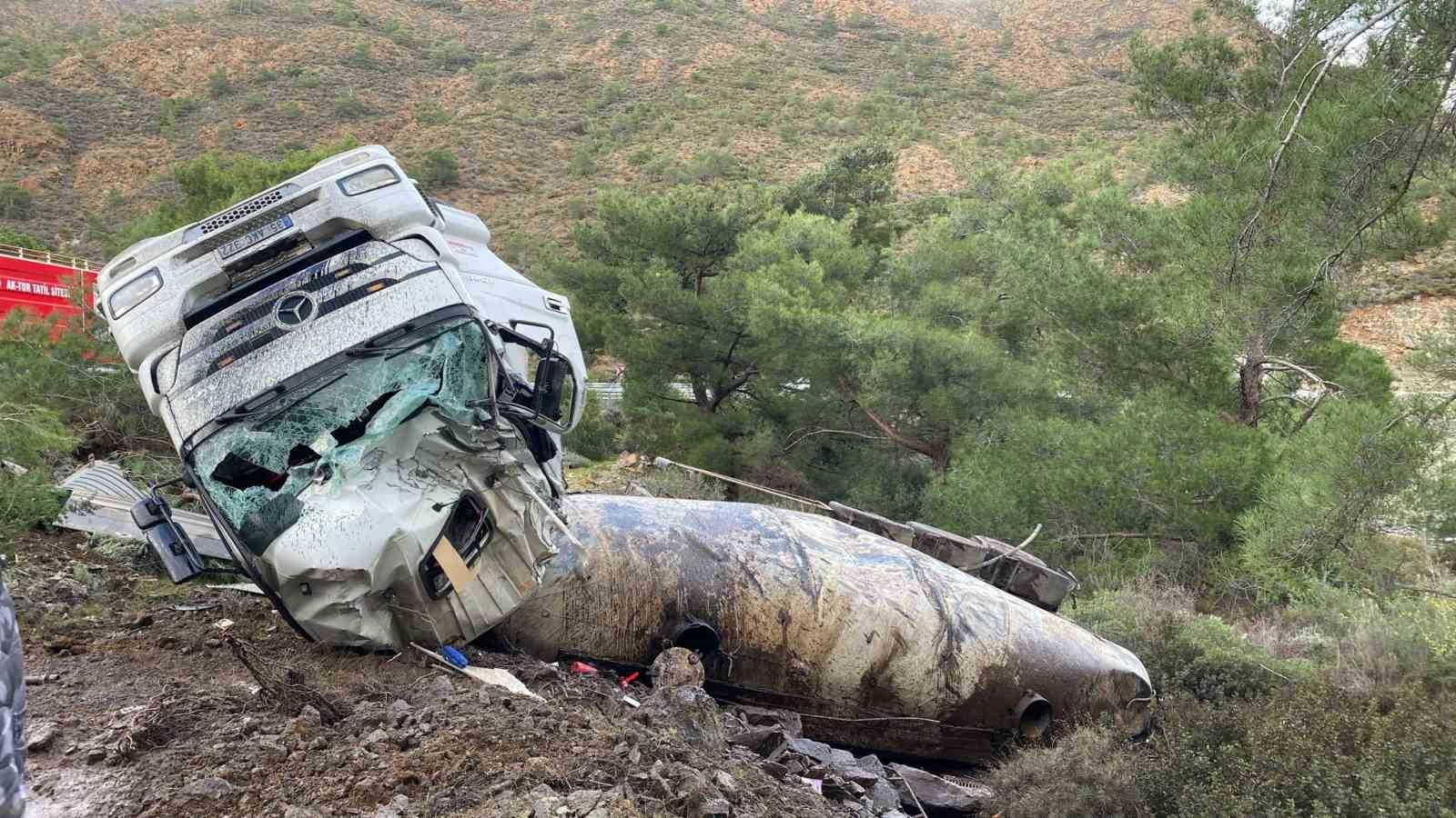 Datça’da virajı alamayan tır devrildi: 1 yaralı