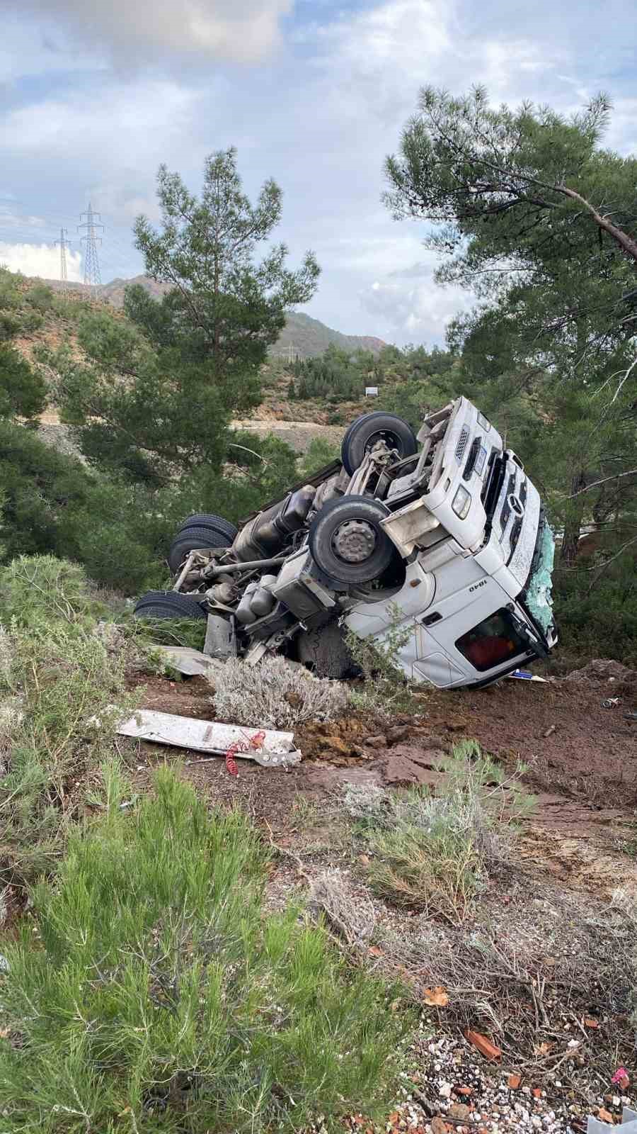 Dat&ccedil;a&rsquo;da virajı alamayan tır devrildi: 1 yaralı
