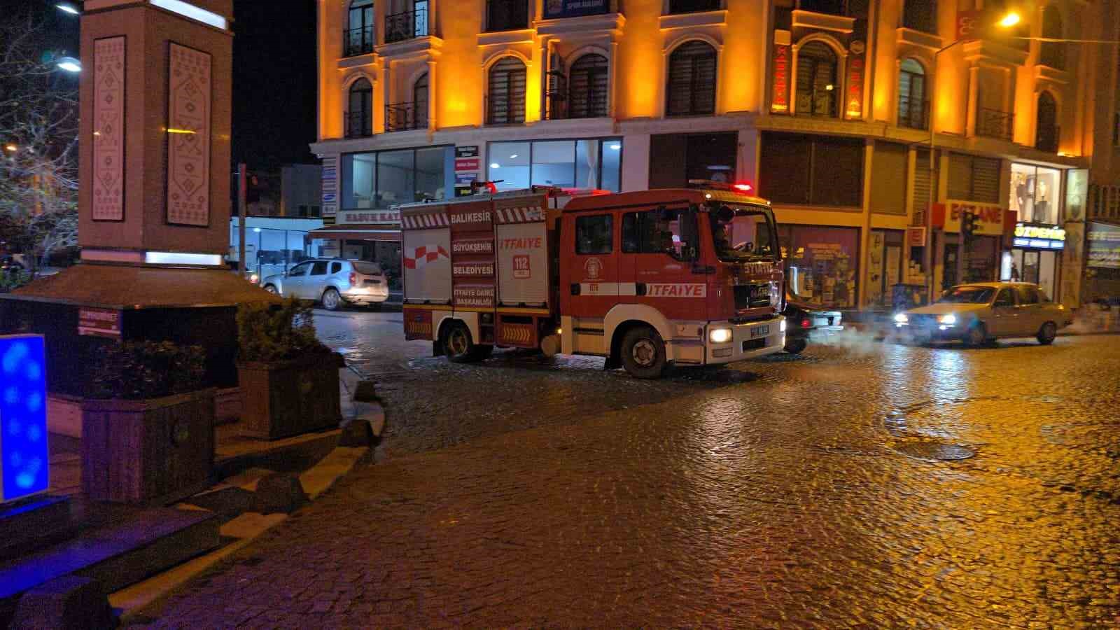 Balıkesir&rsquo;de 5 b&uuml;y&uuml;kl&uuml;ğ&uuml;nde deprem: &Ccedil;evre illerde de hissedildi
