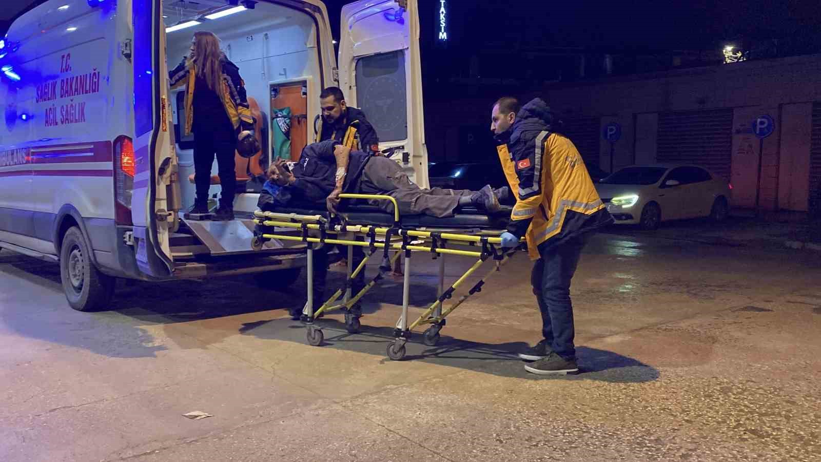 TIR&rsquo;ın dorsesinden d&uuml;şen iş&ccedil;i yaralandı
