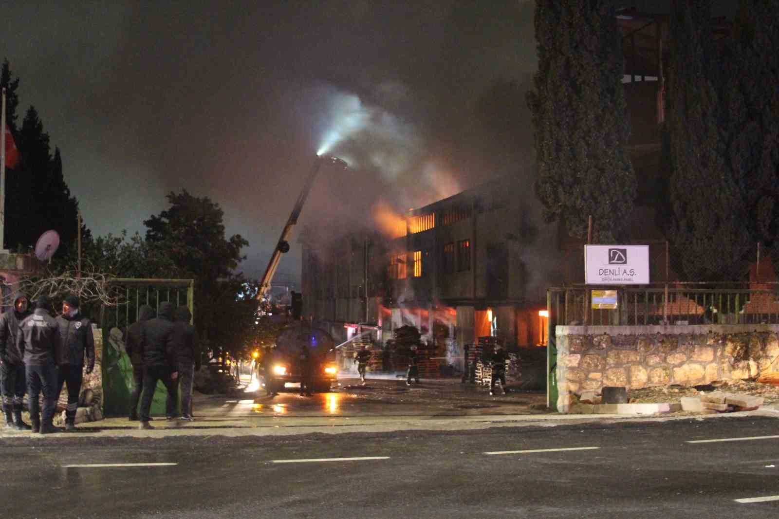 Adana’da fabrika yangını