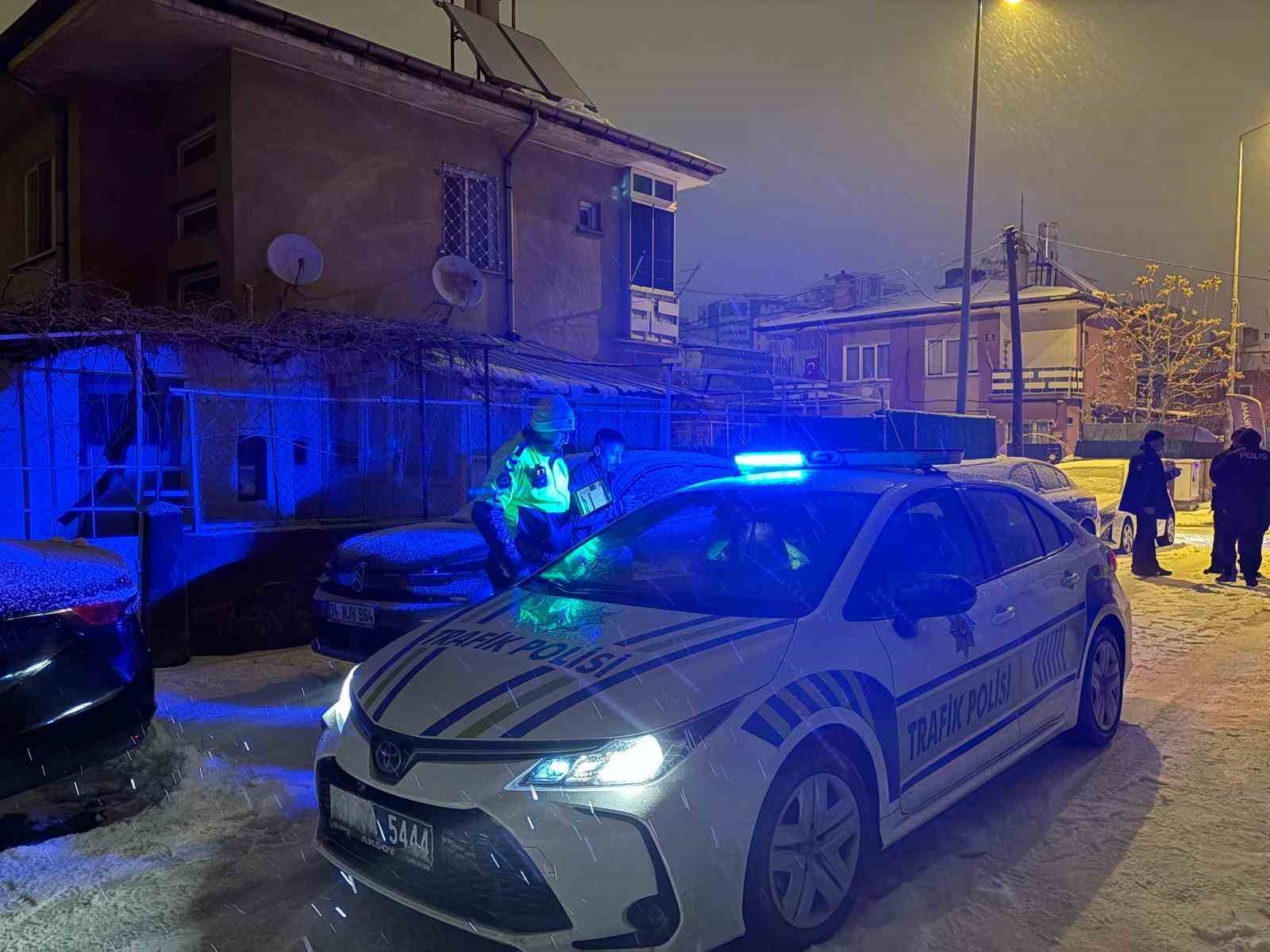 Alkoll&uuml; s&uuml;r&uuml;c&uuml; &ccedil;ıkmaz sokağa girince yakayı ele verdi
