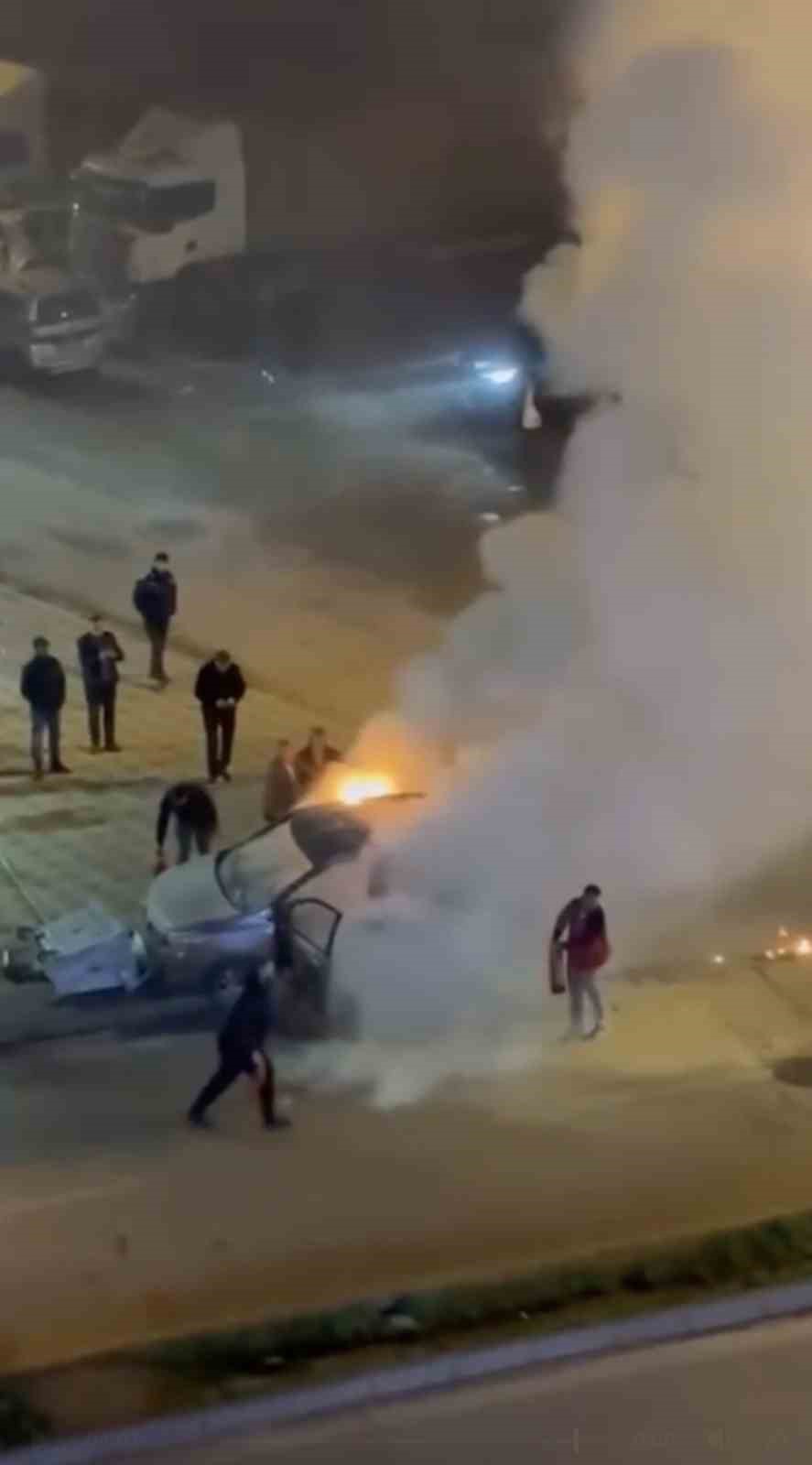 Bursa&rsquo;da ara&ccedil; alev aldı, esnaf yangın t&uuml;pleriyle koştu
