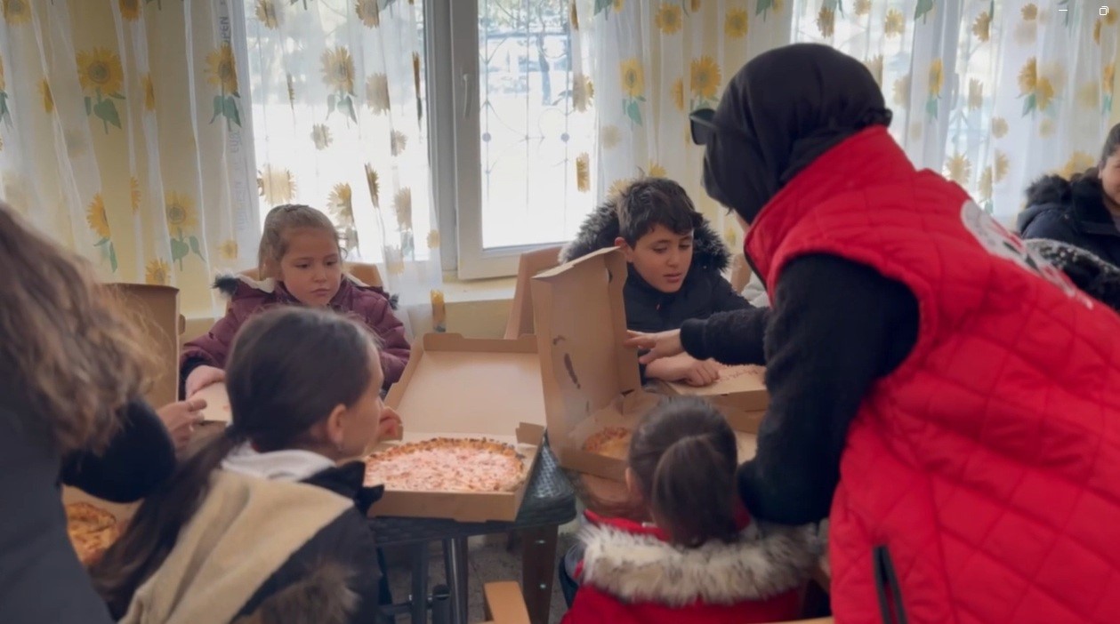 K&ouml;y okullarında m&uuml;zik, oyun ve oyuncakla gelen mutluluk
