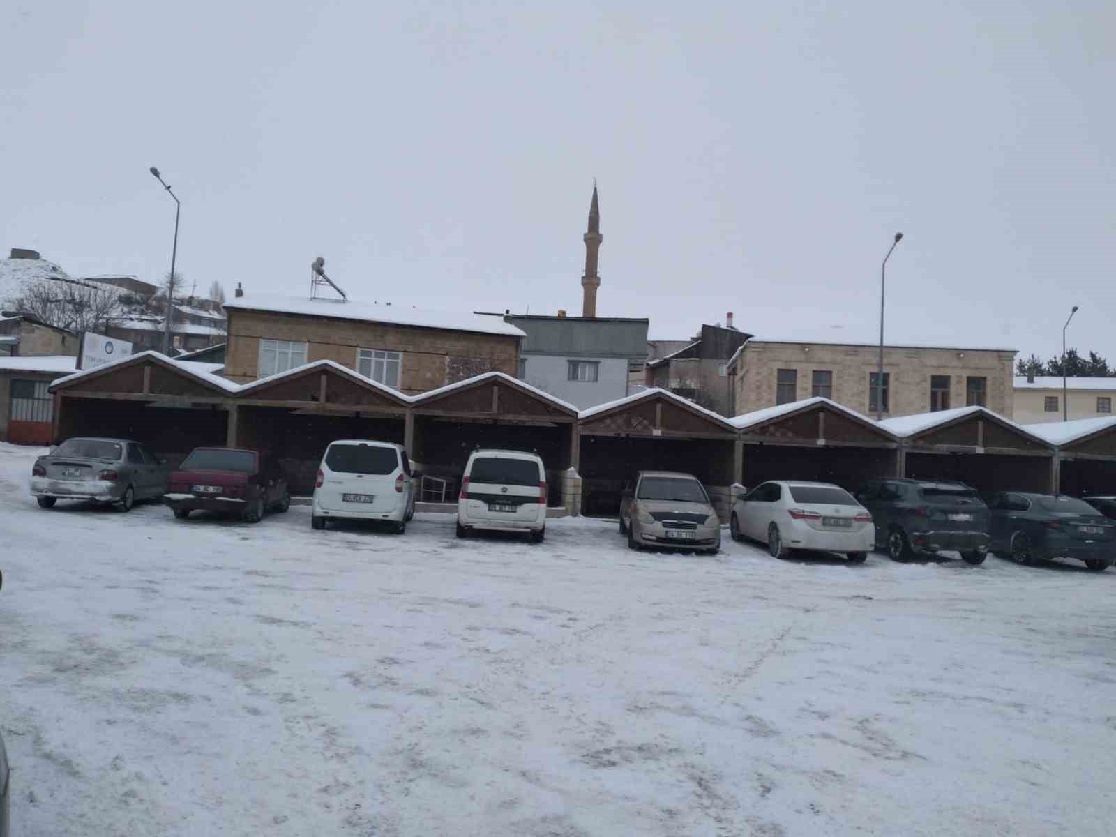 Aşırı soğuklar Tercan’da pazar yerini boş bıraktı