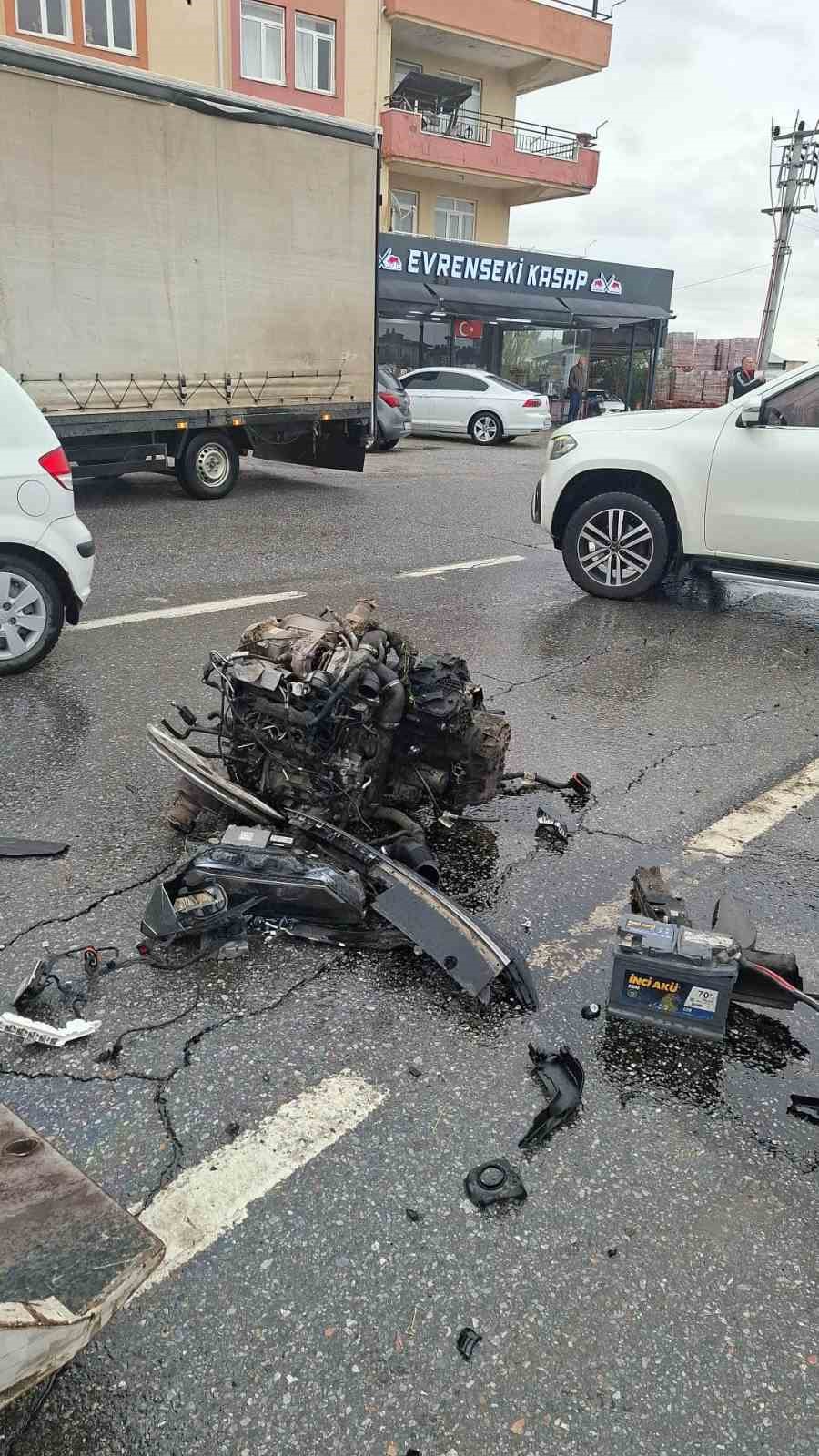 Yoldan &ccedil;ıkıp sinyalizasyon direğine &ccedil;arpan otomobil par&ccedil;alandı: 1 yaralı
