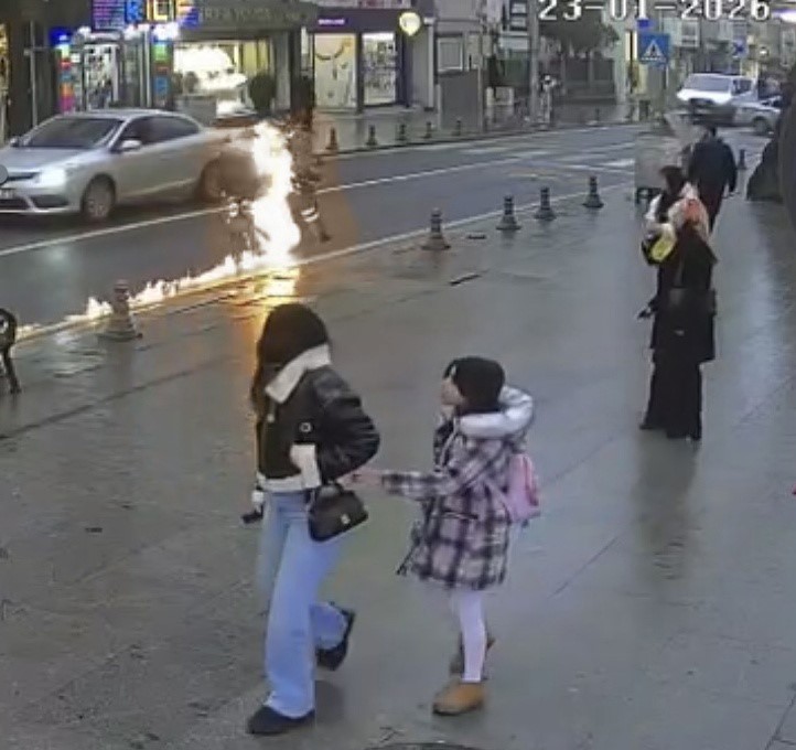 Tekirdağ&rsquo;da motosiklet bir anda alev topuna d&ouml;nd&uuml;: &Uuml;zerinden atlayarak yanmaktan son anda kurtuldu
