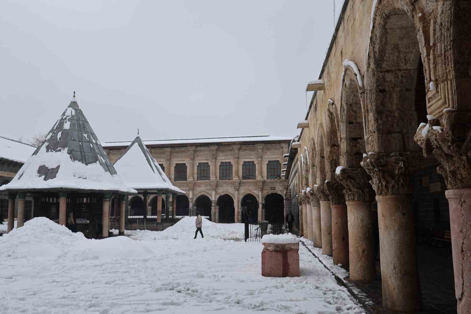 Beyaza bürünen 10 bin yıllık kent dronla görüntülendi