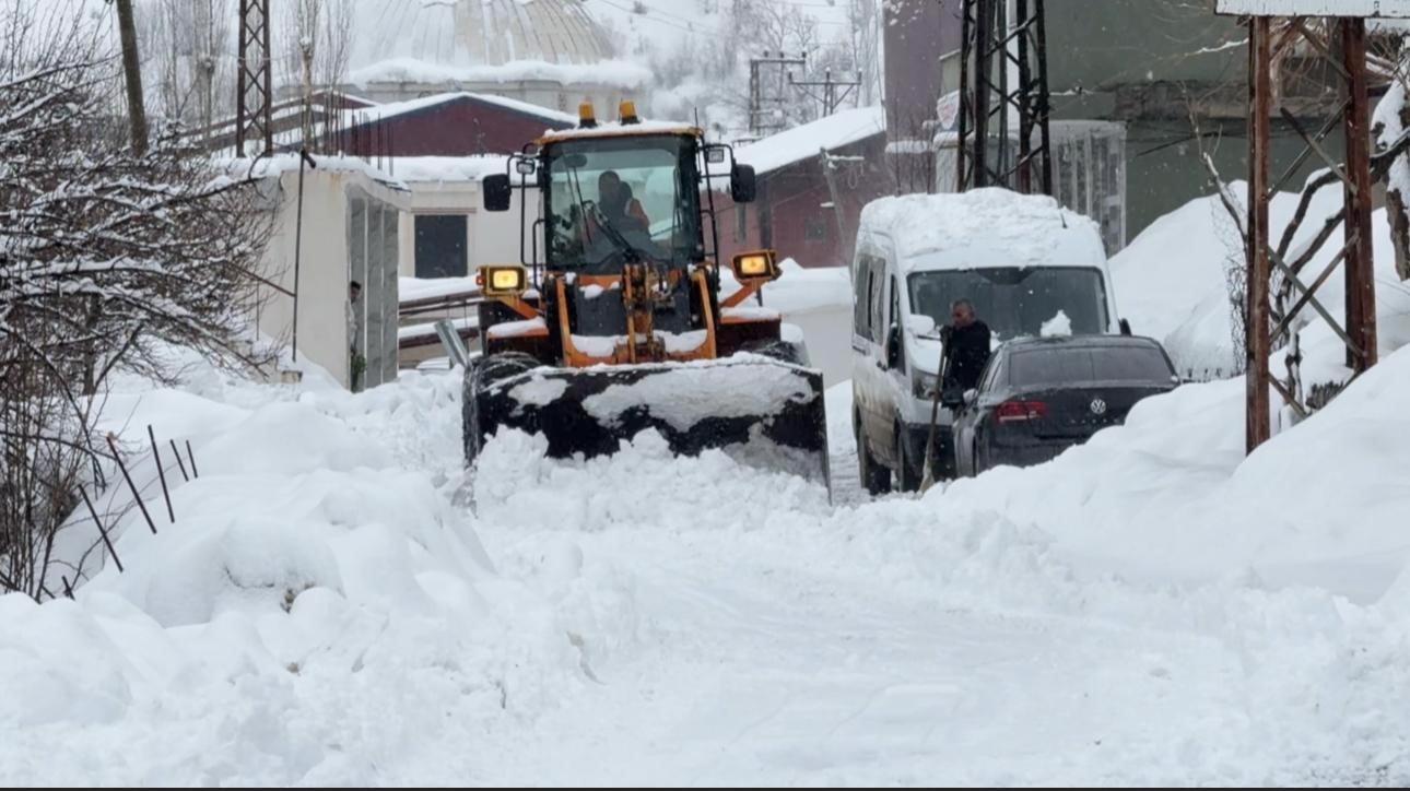 &Ccedil;ığ riski nedeniyle kapalı 30 k&ouml;y yolu i&ccedil;in &ccedil;alışma başlatıldı
