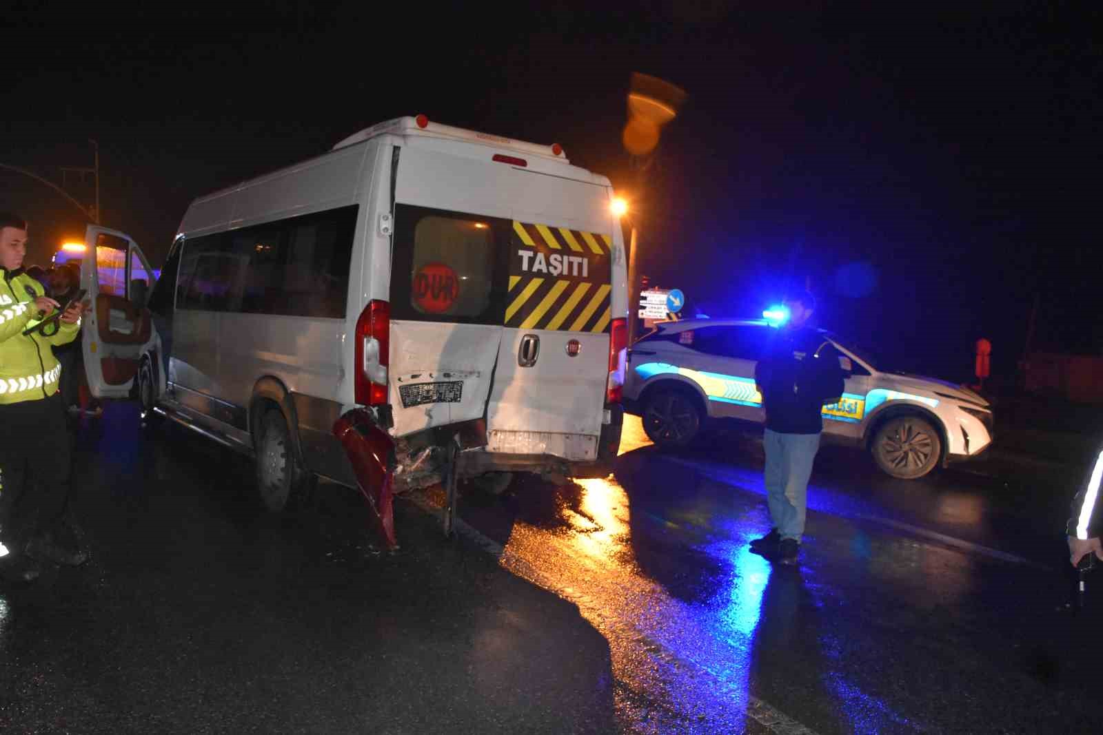 Servis minib&uuml;s&uuml;yle &ccedil;arpışan otomobil s&uuml;r&uuml;c&uuml;s&uuml; ka&ccedil;tı: 2 yaralı
