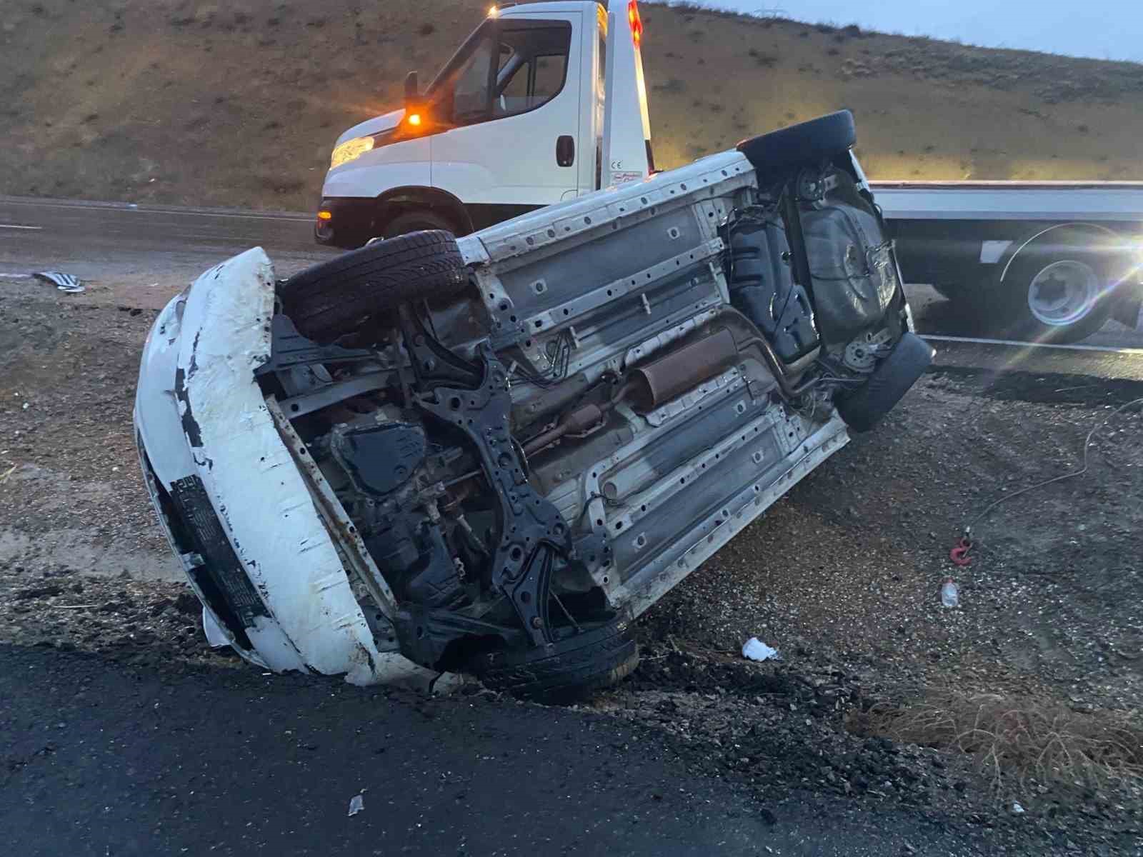 Konya’da otomobil refüje devrildi: 4 yaralı