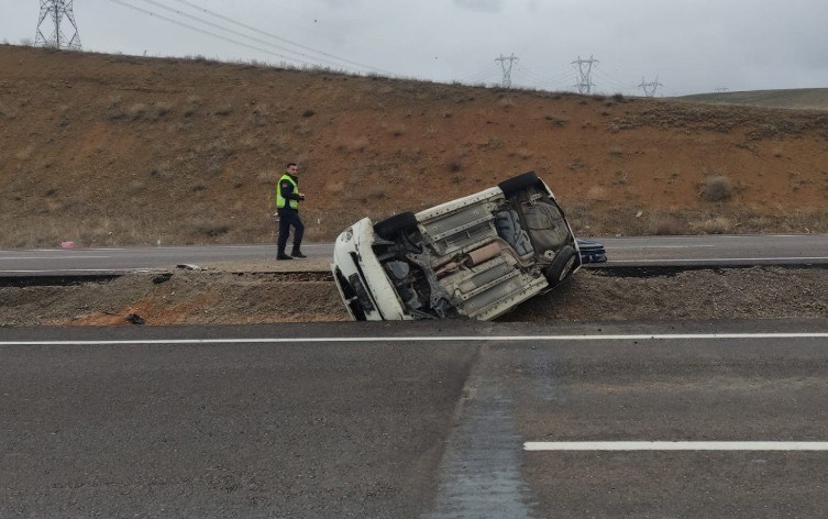Konya’da otomobil refüje devrildi: 4 yaralı