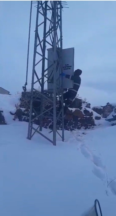 Kars&rsquo;ın soğuğunda enerji mesaisi: Aras Edaş ekiplerinin soğukla imtihanı
