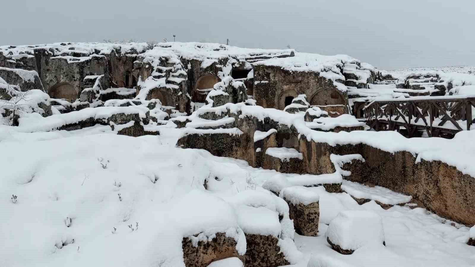 Perre Antik Kenti beyazlara b&uuml;r&uuml;nd&uuml;

