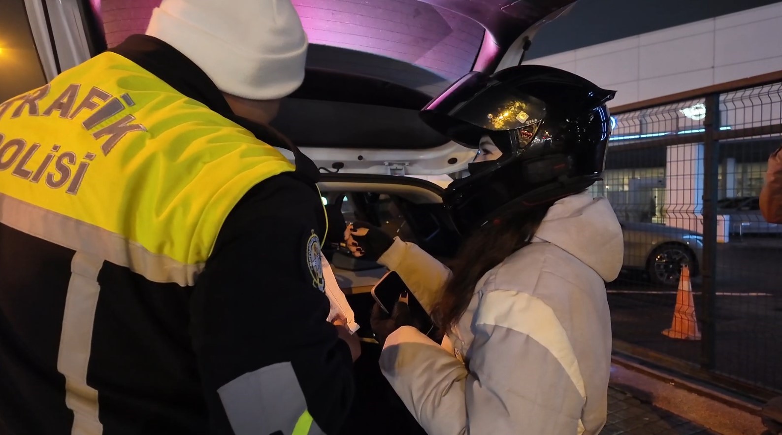 Avcılar&rsquo;da yeni aldığı ehliyetin zarfını polise a&ccedil;tıran kadın s&uuml;r&uuml;c&uuml; ilk cezasını yedi
