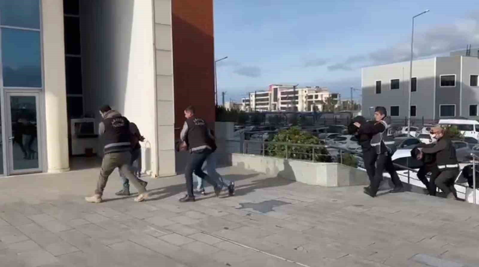 Şiddet uygulayarak banka hesabındaki 35 bin TL&rsquo;yi ve cep telefonunu gasp eden 6 kişi tutuklandı
