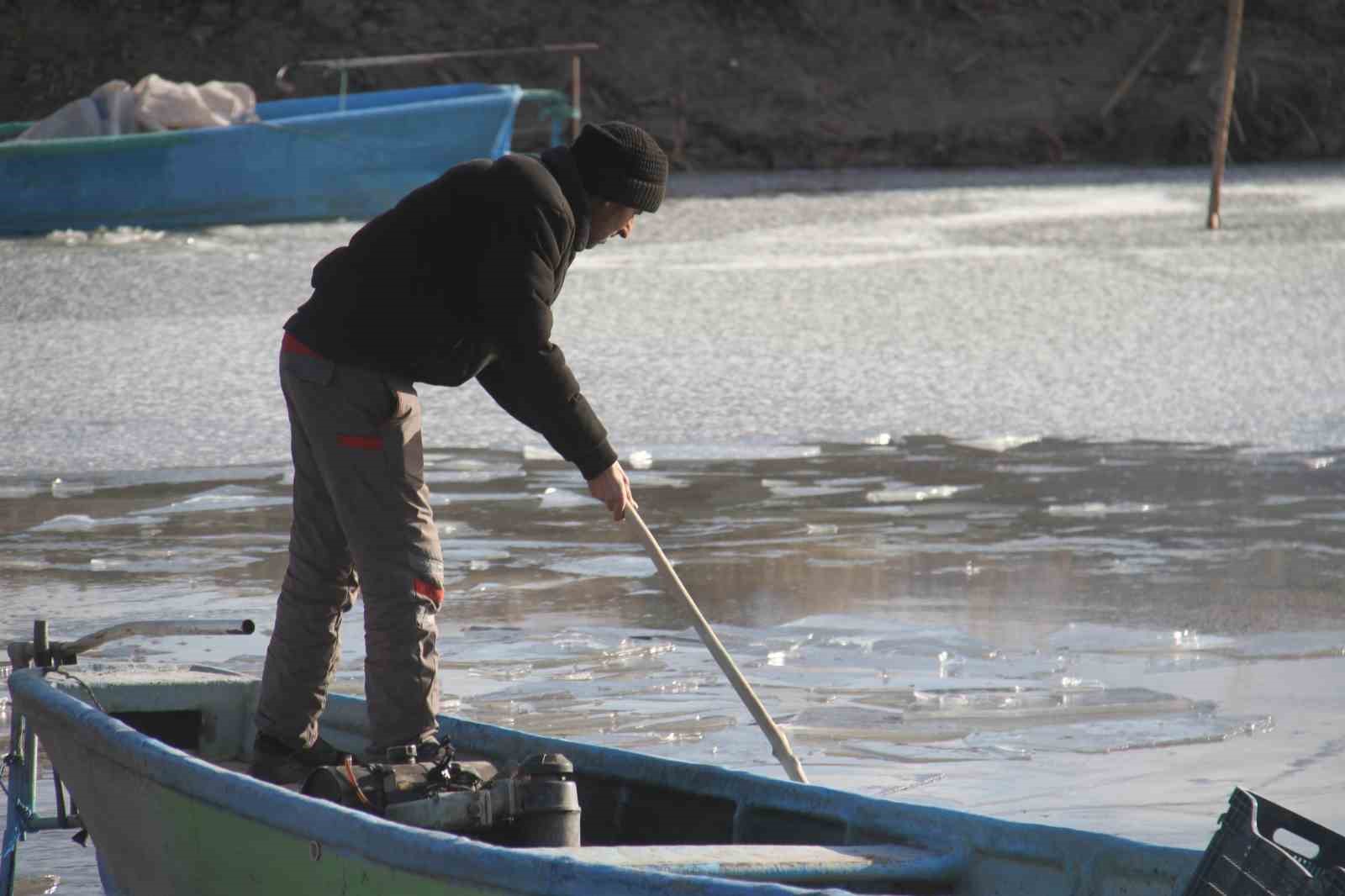 Beyşehir Gölü’nde balıkçıların buzla imtihanı