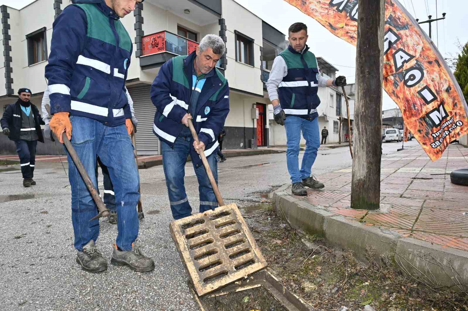 Manisa’da ekipler yağışa karşı sahada