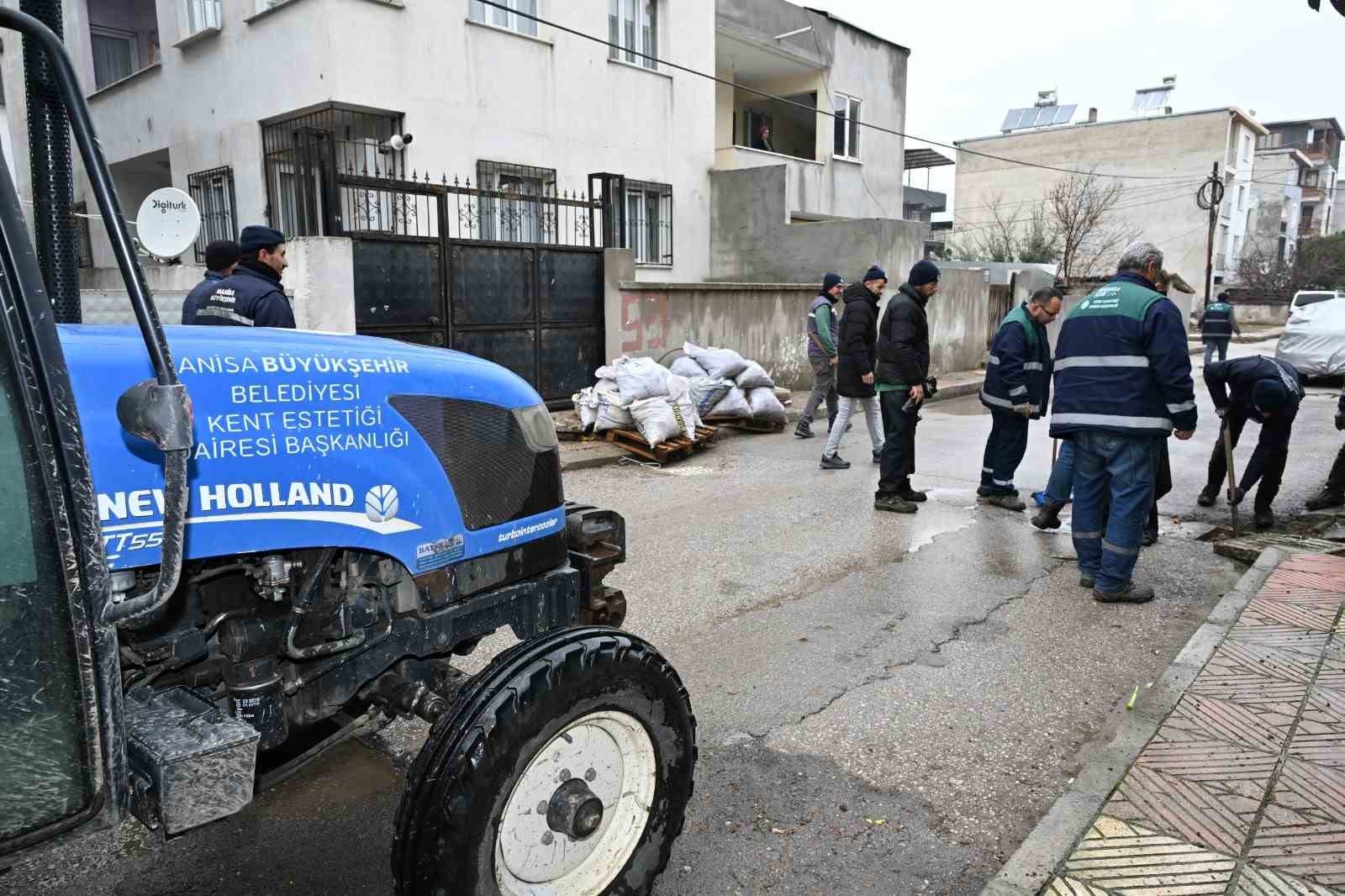 Manisa&rsquo;da ekipler yağışa karşı sahada
