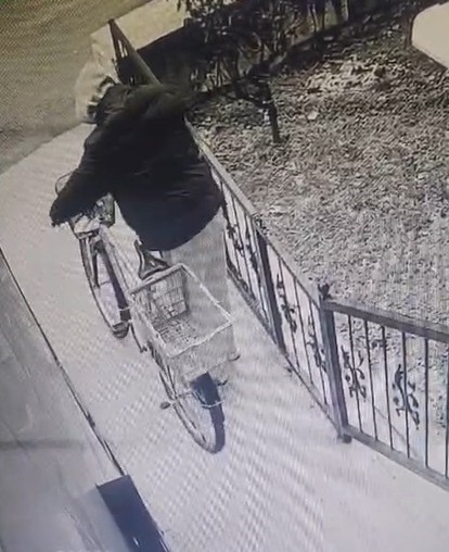 K&uuml;tahya&rsquo;da g&uuml;nd&uuml;z vakti bisiklet hırsızlığı kamerada
