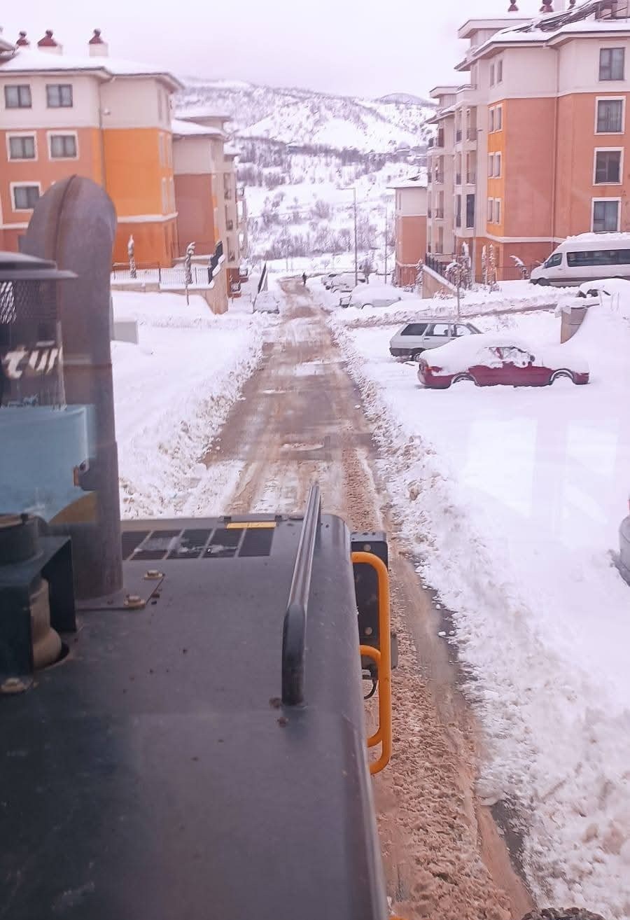 Gölbaşı&rsquo;nda deprem konutlarında kar temizleme çalışması