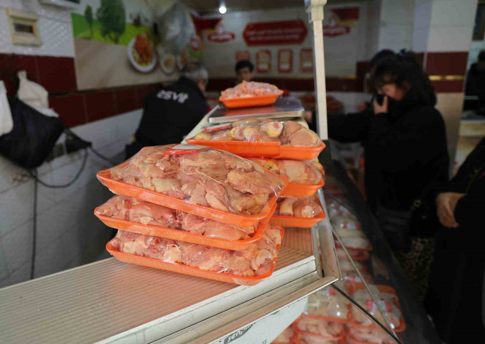 Zehirlenmeler tavuk fiyatlarını baskıladı
