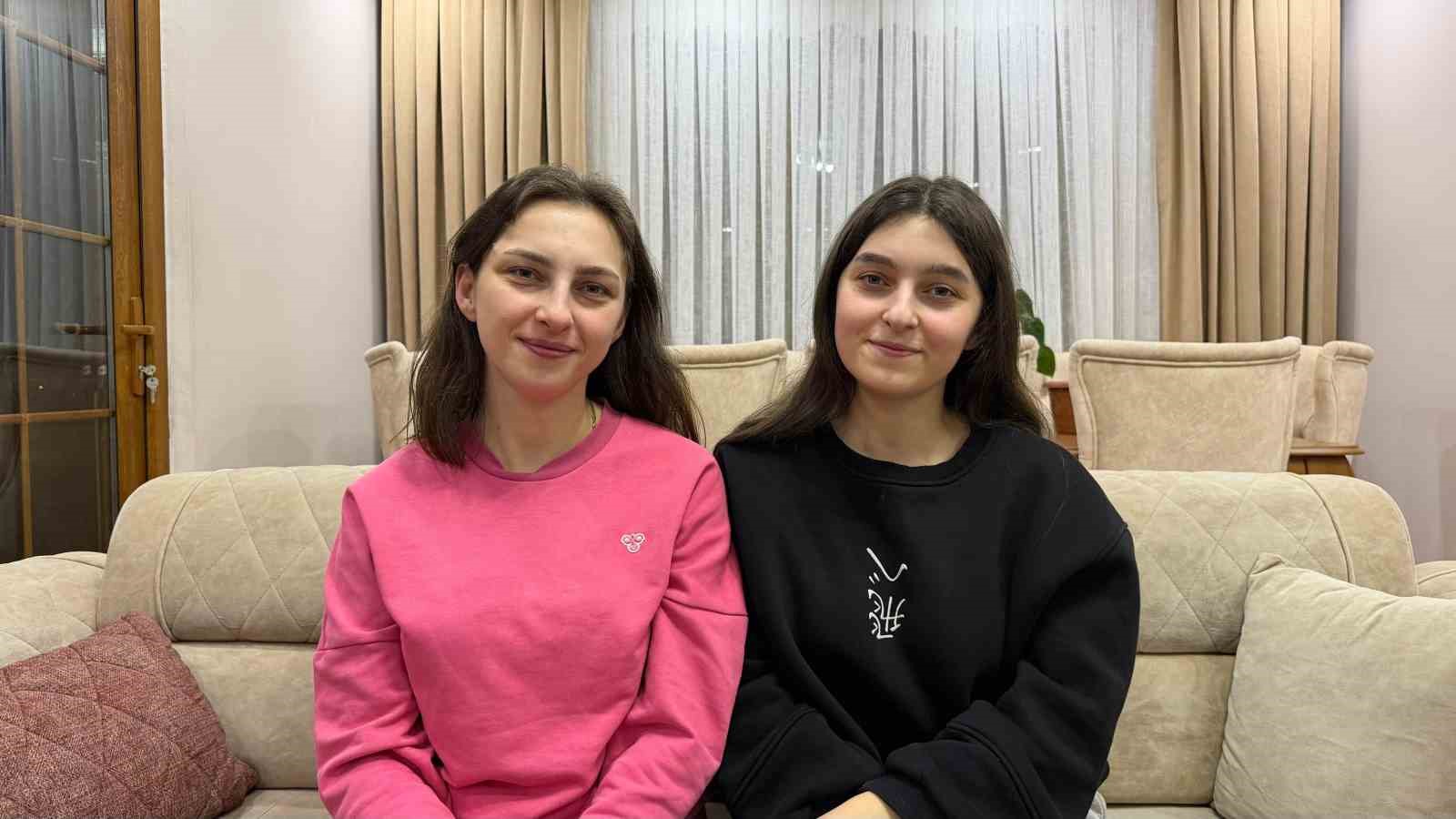 Artvin&rsquo;de aralarında 11 yaş olan kardeşlerin telefonlarının y&uuml;z tanıma şaşkınlığı
