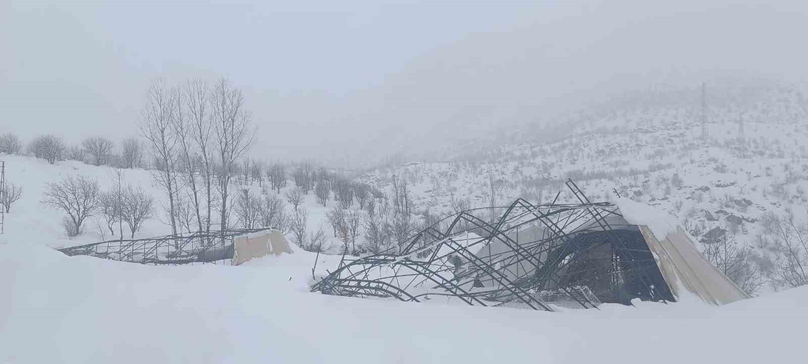 Yoğun kar yağışına dayanamayan halı sahanın demirleri çöktü