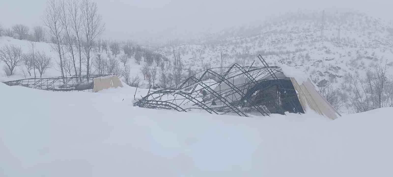 Yoğun kar yağışına dayanamayan halı sahanın demirleri &ccedil;&ouml;kt&uuml;
