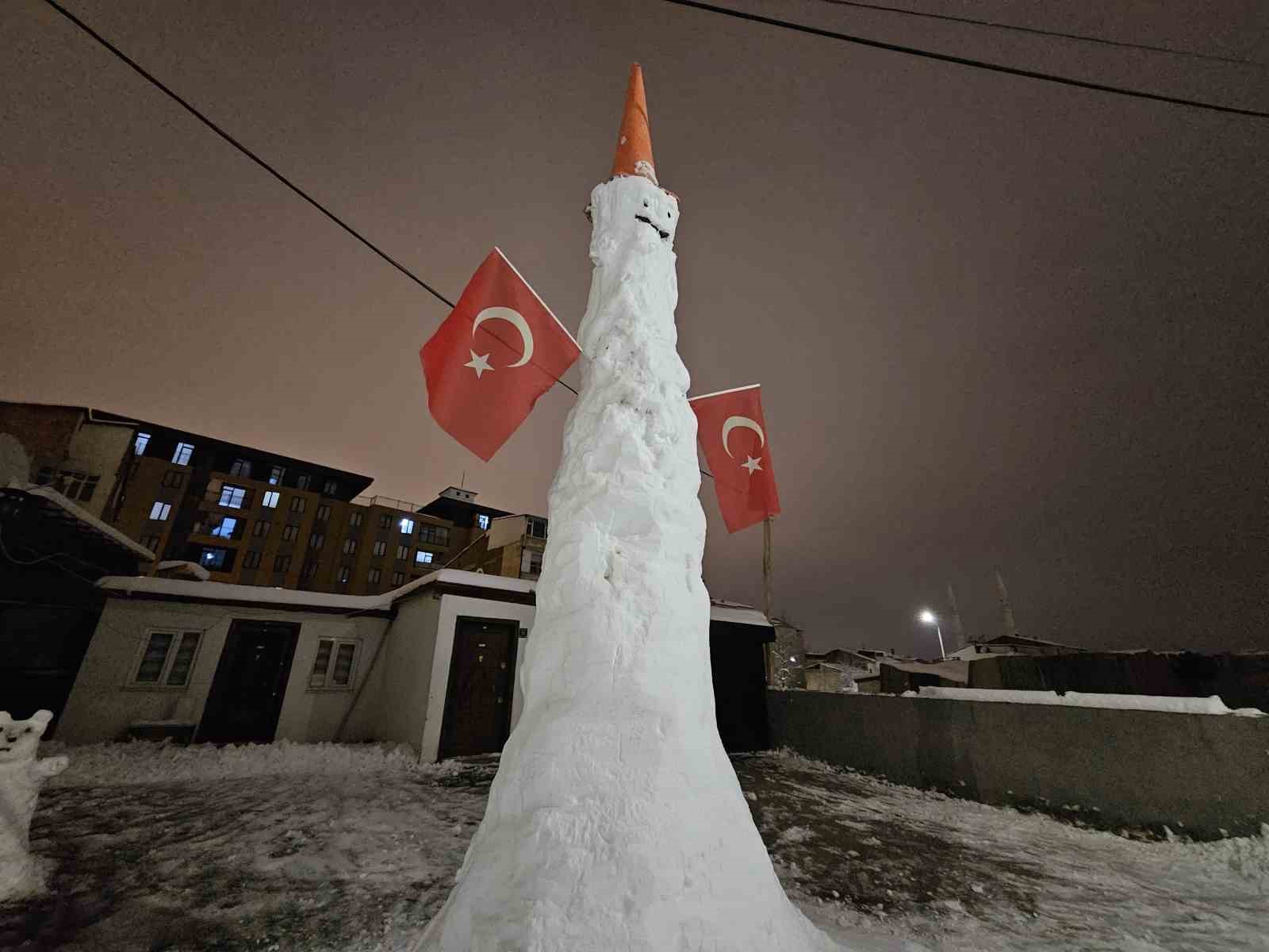Elazığ&rsquo;da dev kardan adam g&ouml;renleri hayrete d&uuml;ş&uuml;rd&uuml;
