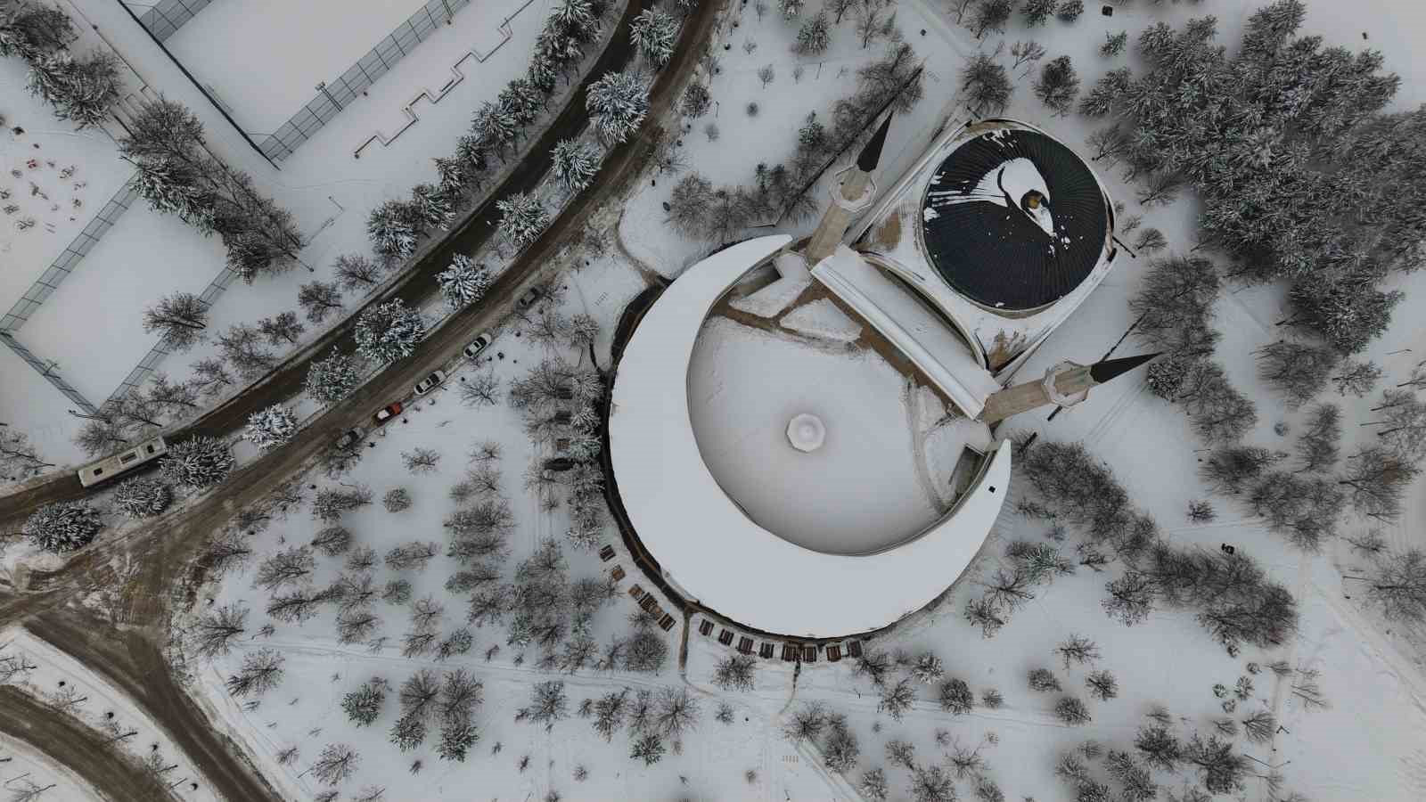 Elazığ&rsquo;da beton yığınlarının arasındaki beyaz vaha mest etti
