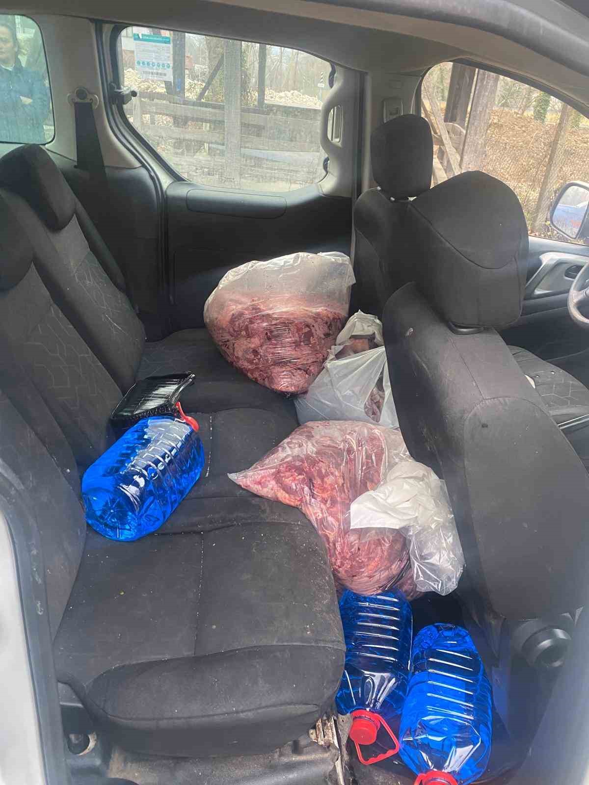 Jandarmanın durdurduğu ara&ccedil;tan 450 kilo bozulmuş et &ccedil;ıktı
