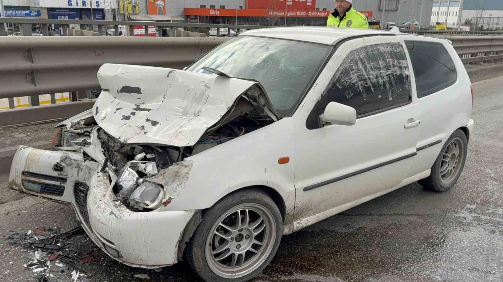 Otomobil tankere arkadan &ccedil;arptı: 1 yaralı
