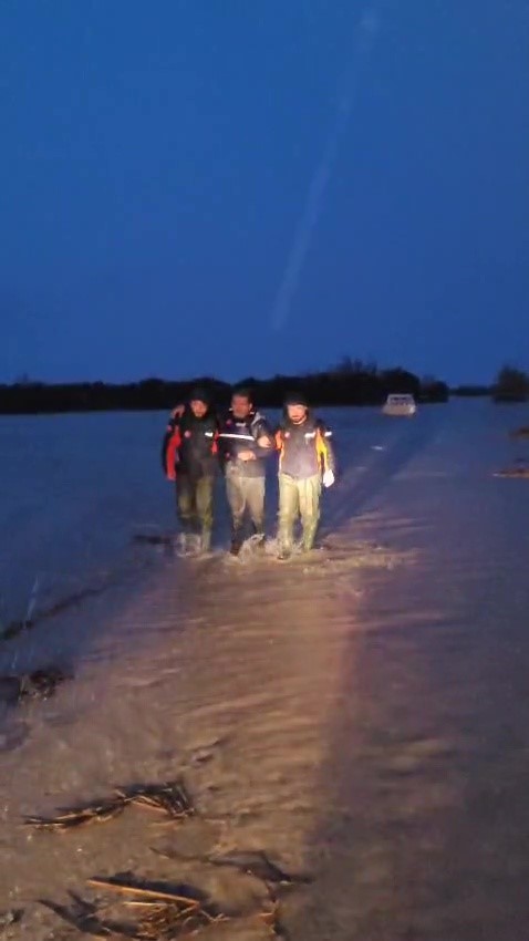 Sağanak yağmurun etkili olduğu Antalya&rsquo;da mahsur kalan vatandaşlar botlarla kurtarıldı
